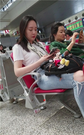 漂亮的牛仔裤女孩