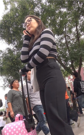 紧身黑裤小姐姐
