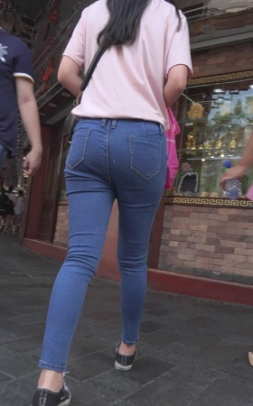 蓝牛紧身美女
