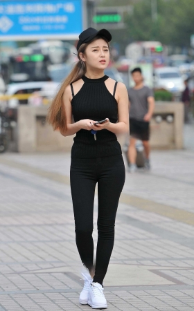 黑紧身裤  翘臀小美女 [20P]