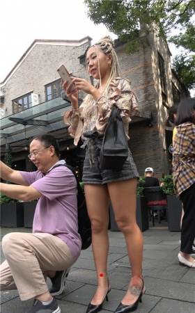 黑色热裤脏辫小姐姐