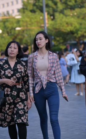 和妈妈在逛街