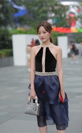 漂亮的气质美女【套图+视频】