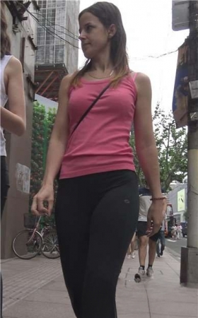 4k-街拍紧身裤丰满肉臀好身材外国美眉 [2.73 GB]