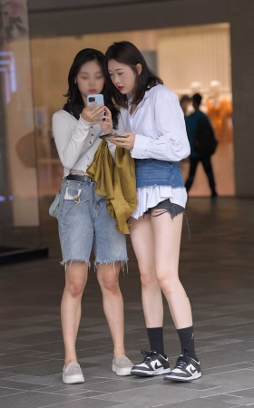 牛仔腰峰白衬衫热裤美女 [21P]