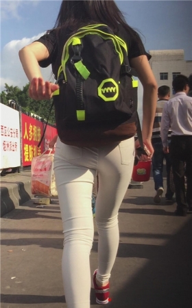 背着双肩包的白裤紧身美女
