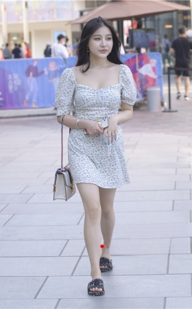 漂亮的连衣裙美女(25P)