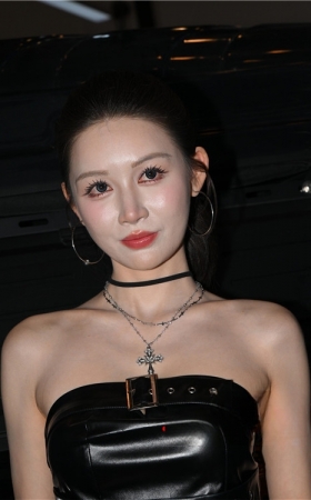 气质抹胸美女(234P)