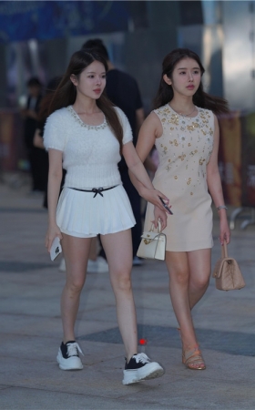 白色短裙小美女(71P)