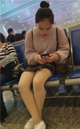 4k-高铁站候车室拍摄红彤彤厚唇的肉丝小妹，一直在玩手...