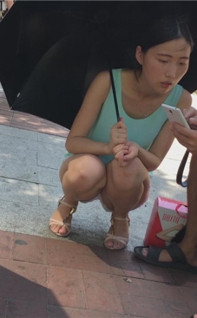 白色热裤妹子