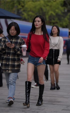 红衣黑靴热裤妹子(83P)