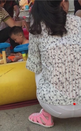 带孩子的白裤少妇
