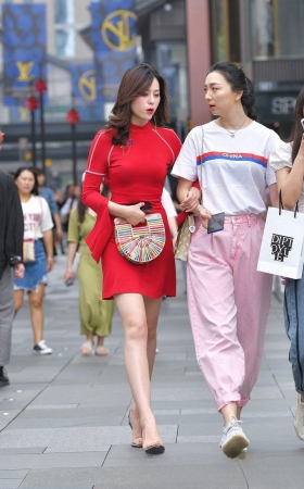 靓丽的美腿美女3A331[559M]