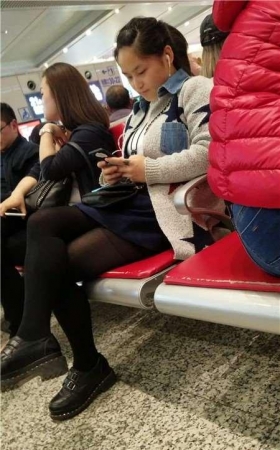 4k视频，候车室拍摄黑丝袜美腿美眉