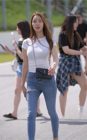 白衣牛仔裤小姐姐(27P)