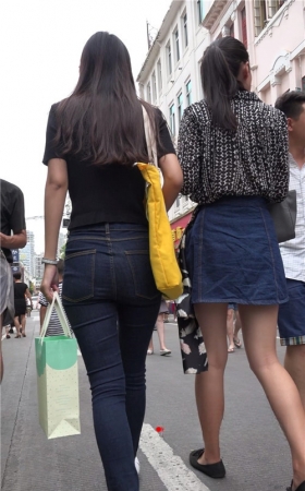 逛街的紧牛小姐姐