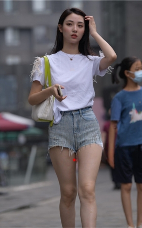 蓝色牛仔热裤美女【套图+视频】