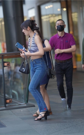 紧身牛仔裤妹子【套图+视频】