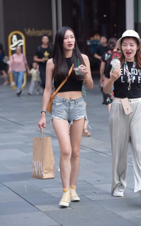 热裤小姐姐 [14P]