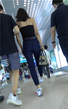 紧身牛仔裤妹子