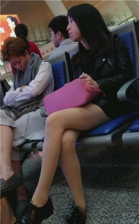 4k-高铁站候车室拍摄显得有点无聊的肉丝美腿美女