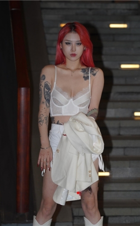性感的红发吊带美女(94P)