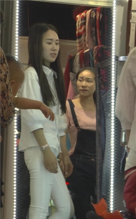 试衣的白裤美女
