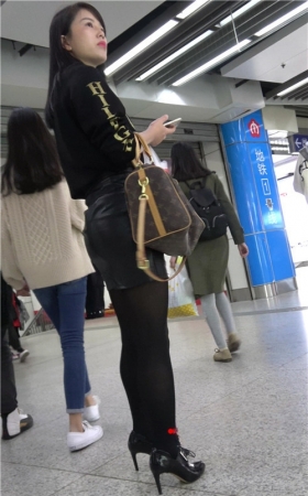 漂亮的黑丝皮裙美妇