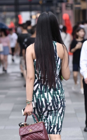 看手机的小姐姐 [13P]