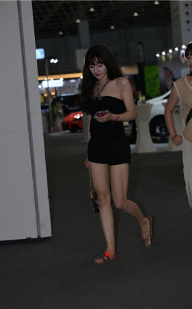 夜拍抹胸小姐姐(57P)