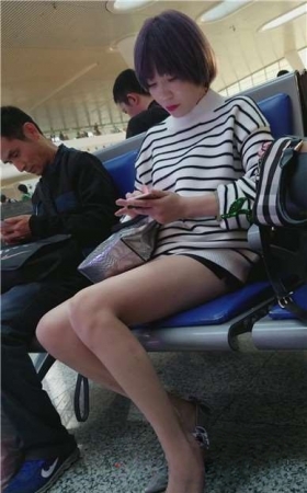 4k-长腿性感少妇的高跟鞋被玉足塞满了，偷偷脱下来晾一...