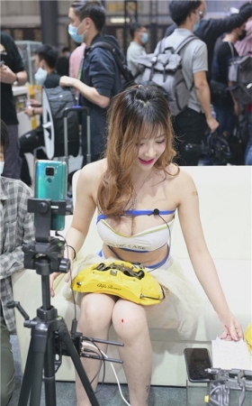 （视频）车展上在直播的小姐姐