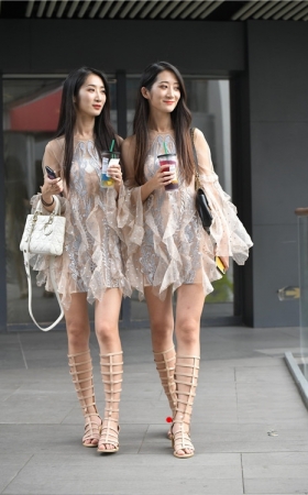 两个双胞胎小姐姐(627P)