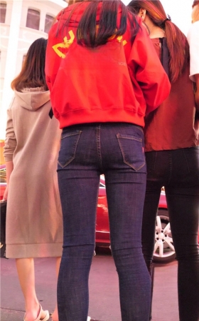 红衣牛仔裤小妹