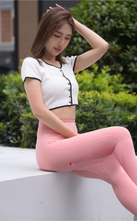 粉色瑜伽裤美女【套图+视频】