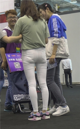 白色紧身裤美女