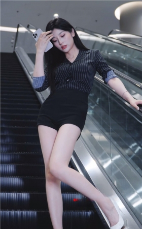 电梯上的黑色热裤美女