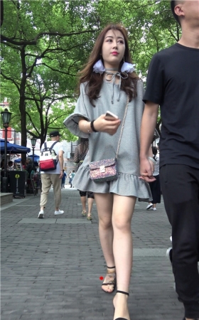 漂亮的连体裙美女