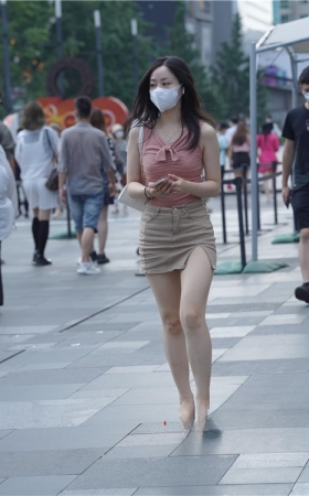 独自逛街的小姐姐【套图+视频】
