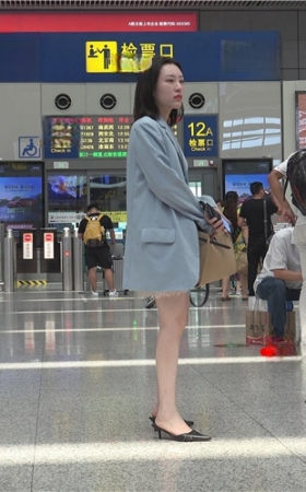 白嫩漂亮美女