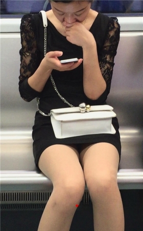 地铁车厢内的黑色包臀裙美腿美女