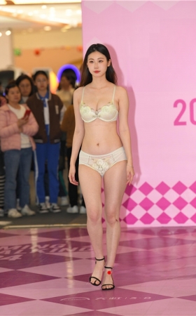 丰腴内衣模特美女(74P)