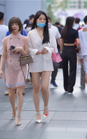 漂亮的白裙美女【套图+视频】