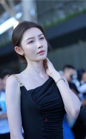 黑裙美女【套图+视频】
