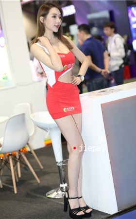 红裙长腿美模【套图+视频】