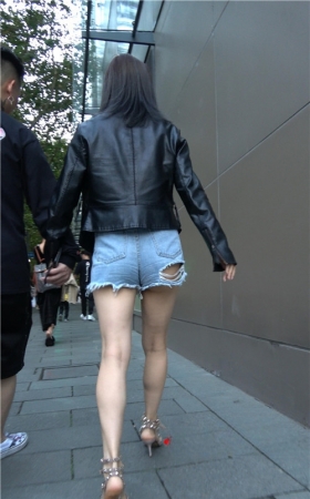 黑色皮衣牛仔热裤妹子