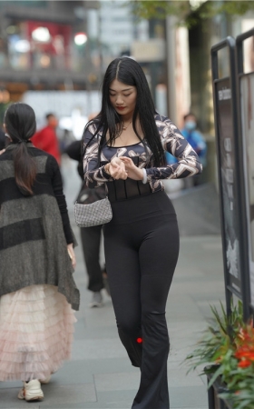 黑色高腰紧身裤美女(52P)