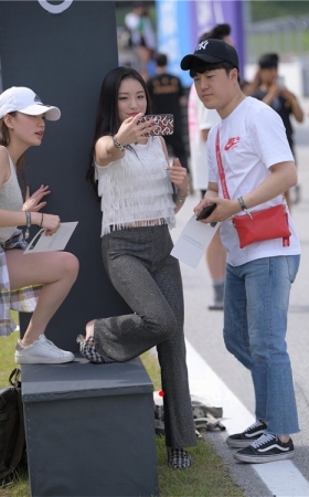 黑裤紧身美女(41P)