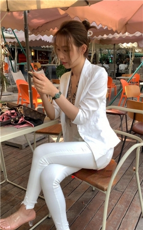（视频）漂亮的高腰白裤美女